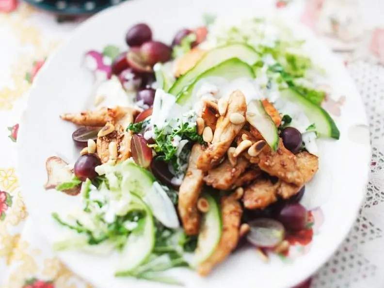 Gurken-Wirsingsalat mit Hähnchenbrust