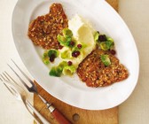 Mandel-Rehschnitzel mit Selleriebrei und Rosenkohl