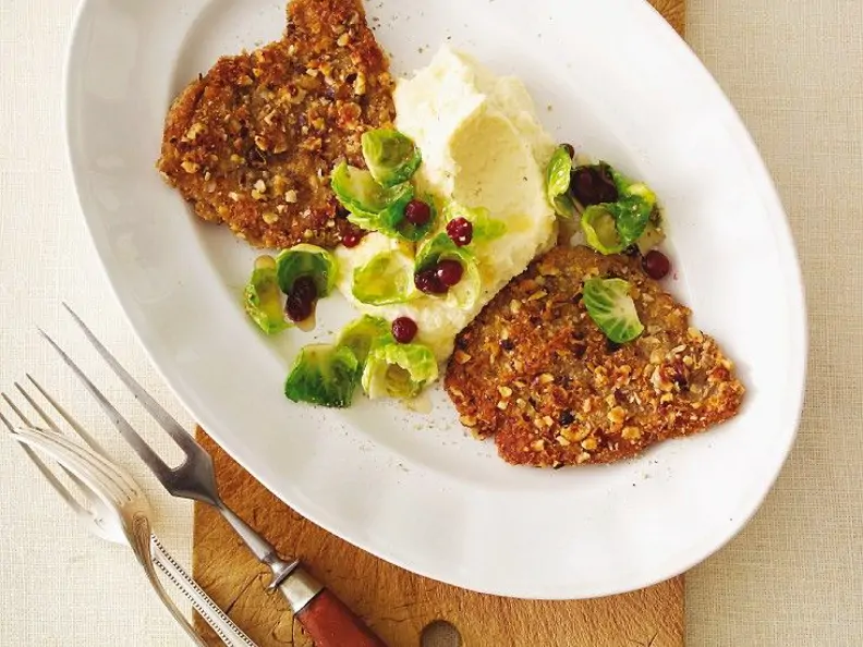 Mandel-Rehschnitzel mit Selleriebrei und Rosenkohl
