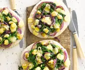 Käsepizza mit roten Zwiebeln und Spinat
