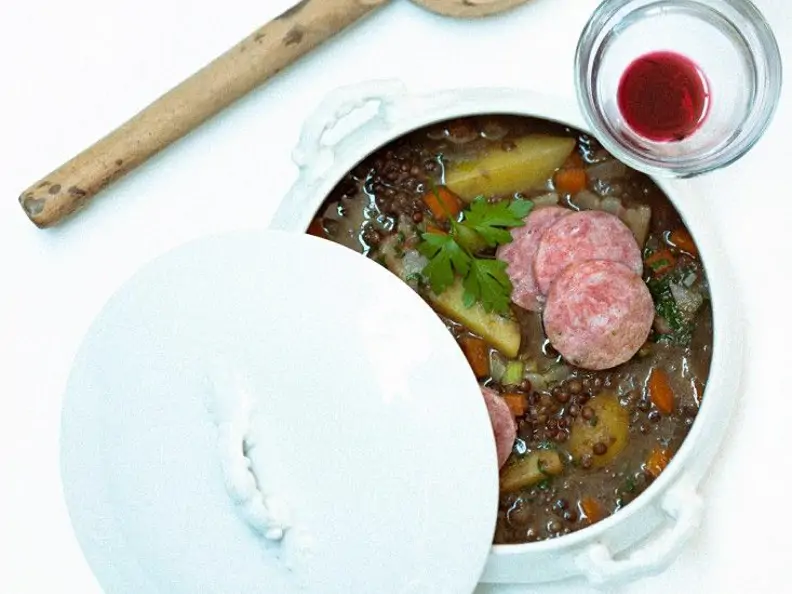Linseneintopf mit Kartoffeln und Würstchen