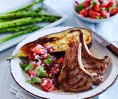 Koteletts vom Lamm mit Tomaten-Zwiebel-Salat
