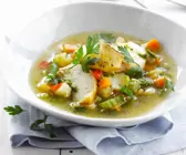 Gemüsesuppe mit Fisch und Pesto