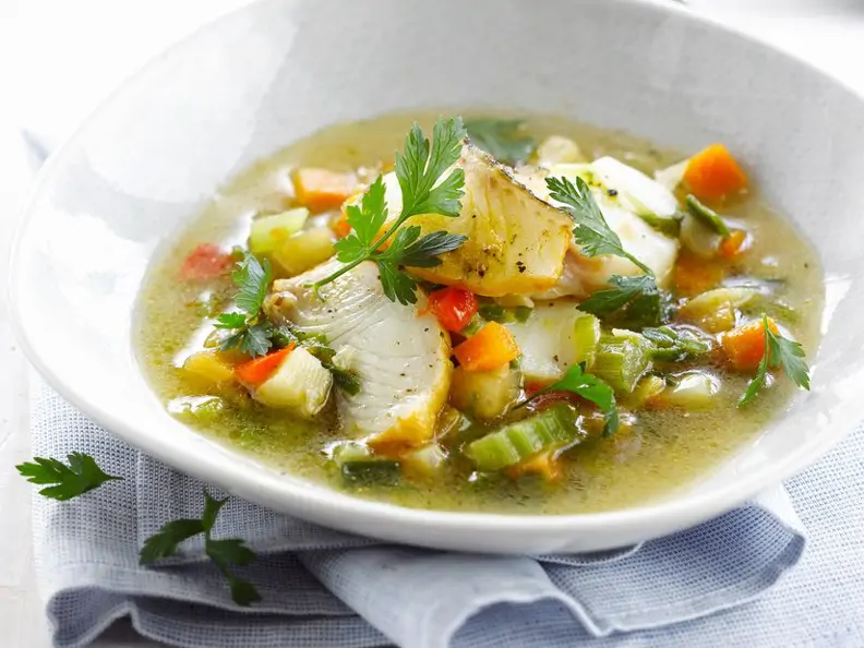 Gemüsesuppe mit Fisch und Pesto