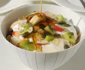 Müsli mit Joghurt und frischen Früchten