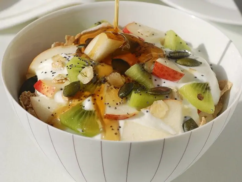 Müsli mit Joghurt und frischen Früchten