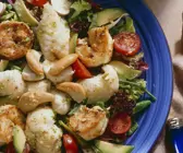 Meeresfrüchtesalat mit Bohnen und Avocado