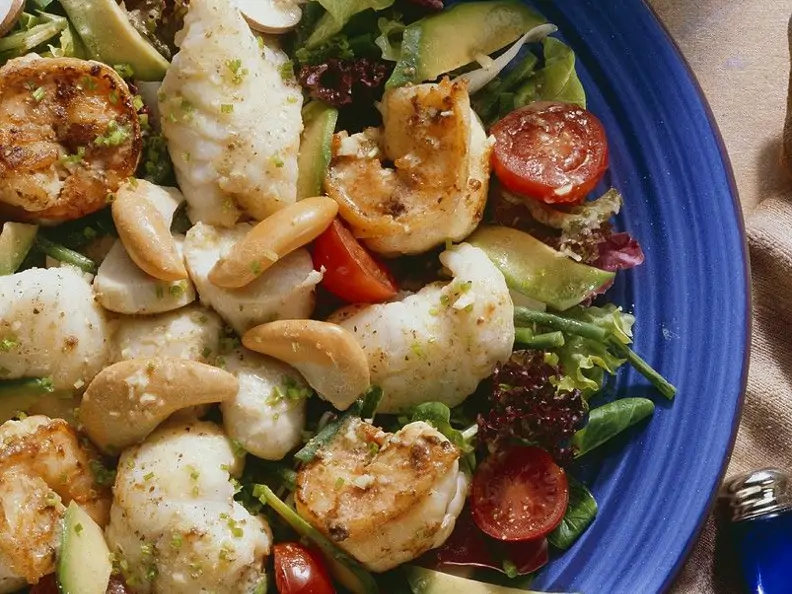 Meeresfrüchtesalat mit Bohnen und Avocado