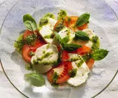 Tomate-Mozzarella mit Basilikumpesto