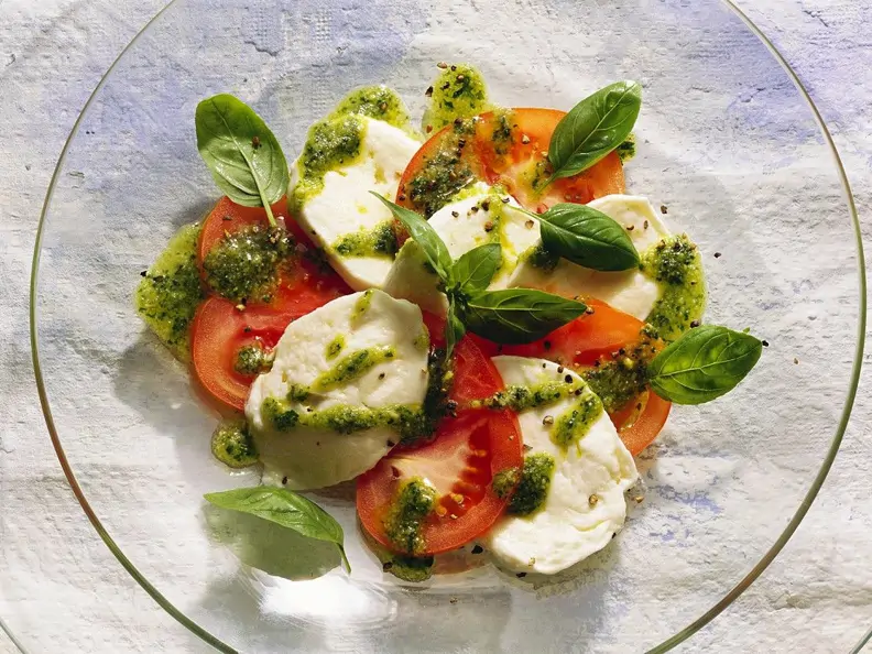 Tomate-Mozzarella mit Basilikumpesto