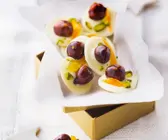 Weiße Schokotaler mit Haselnüssen, Orange und Pistazien