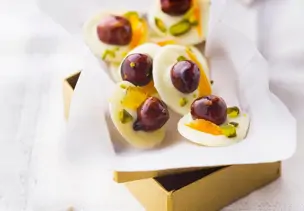 Weiße Schokotaler mit Haselnüssen, Orange und Pistazien