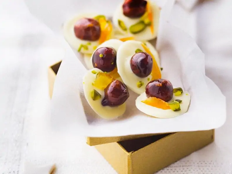 Weiße Schokotaler mit Haselnüssen, Orange und Pistazien