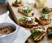 Röstbrote mit Zwiebelchutney