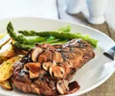 Steak mit Spargel und Pilzsauce