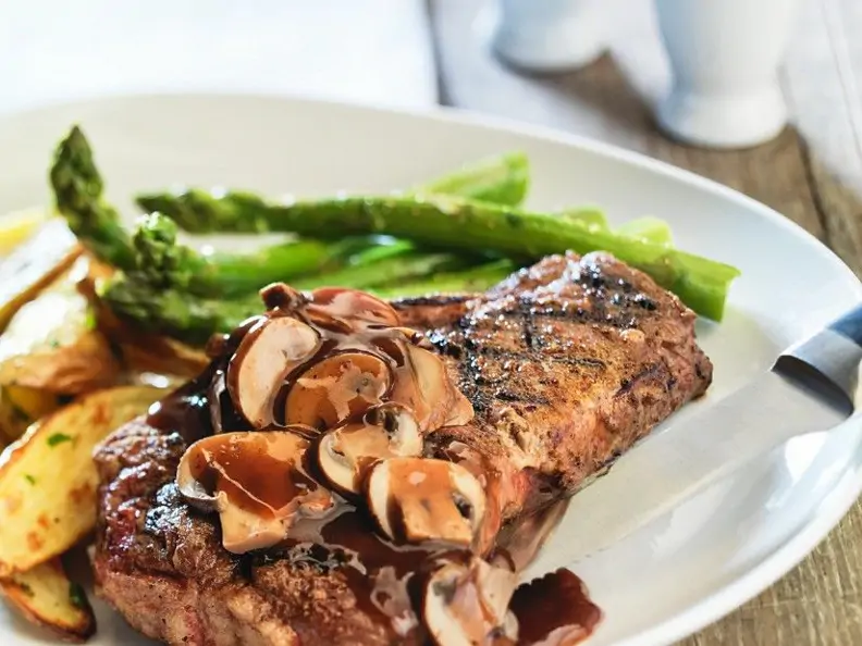 Steak mit Spargel und Pilzsauce