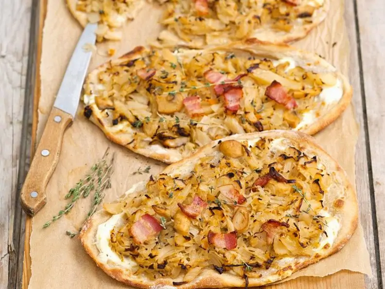 Pancetta-Flammkuchen mit Sauerkraut