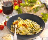 Ravioli mit Basilikumsauce