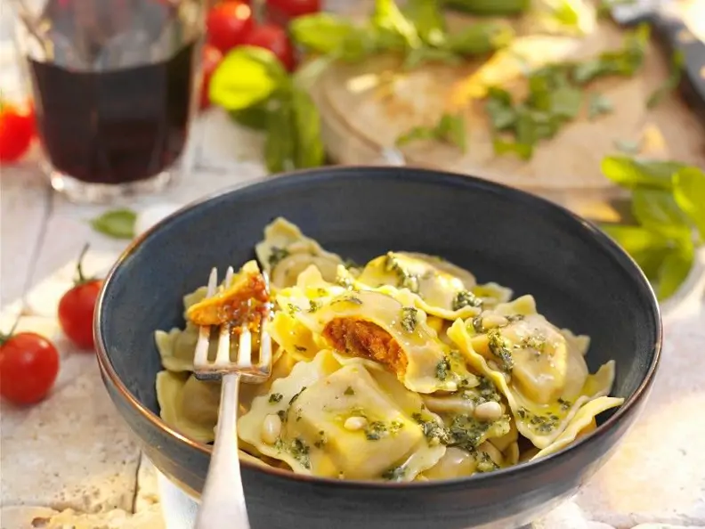 Ravioli mit Basilikumsauce