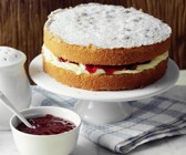 Sponge Cake mit Himbeerkonfitüre