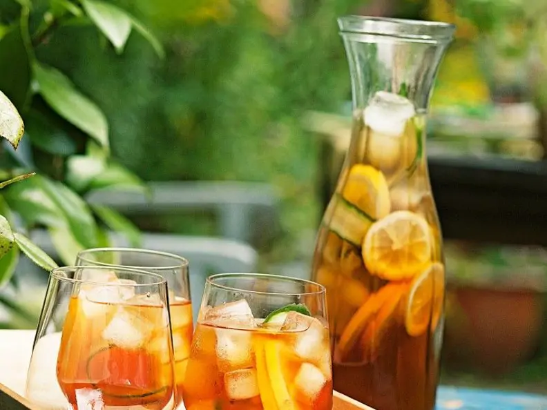 Sommerbowle mit Gurke, Orangen und Zitronen