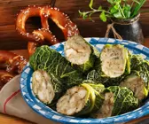 Vegetarische Wirsingrouladen mit Breznfüllung