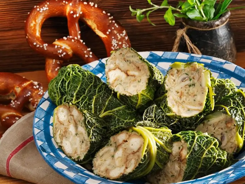 Vegetarische Wirsingrouladen mit Breznfüllung