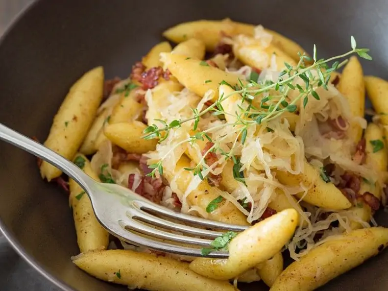 Gebratene Schupfnudeln mit Sauerkraut