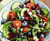 Bunter Salat mit Heidelbeeren