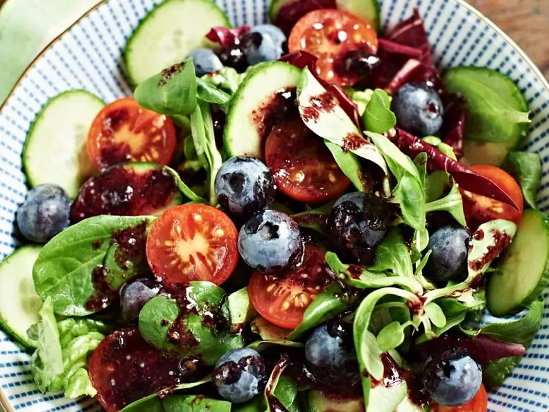 Bunter Salat mit Heidelbeeren