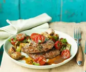 Rinderfilet mit Tomaten, Frühlingszwiebeln und Coûtons