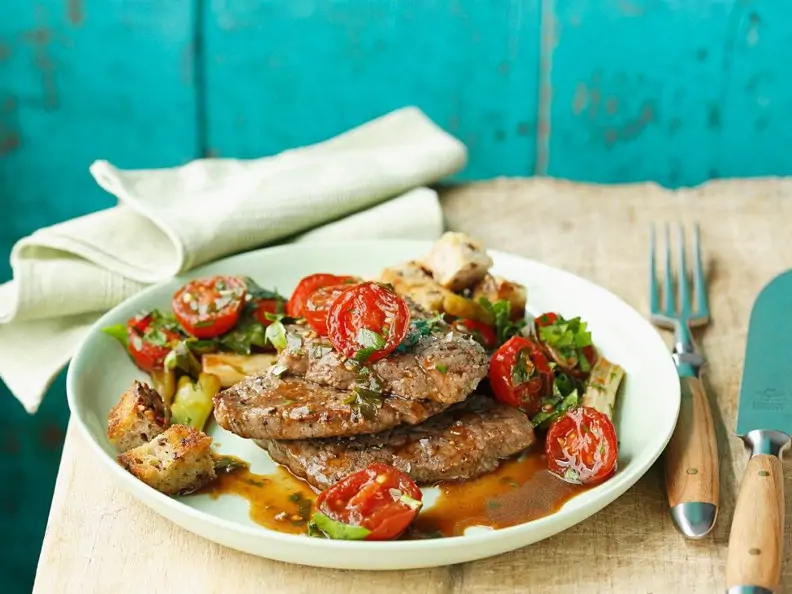 Rinderfilet mit Tomaten, Frühlingszwiebeln und Coûtons