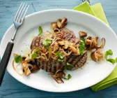Fleischpflanzerl vom Grill mir Pilzen