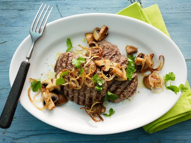 Fleischpflanzerl vom Grill mir Pilzen