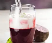 Rote-Bete-Fruchtsaft mit Milchschaum
