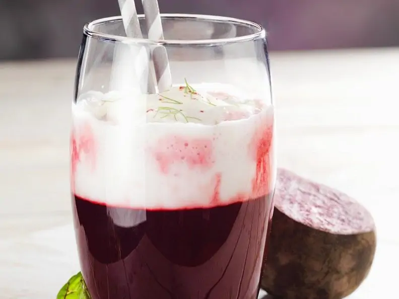 Rote-Bete-Fruchtsaft mit Milchschaum