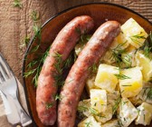Kartoffelsalat mit Kräutern und Bratwürsten