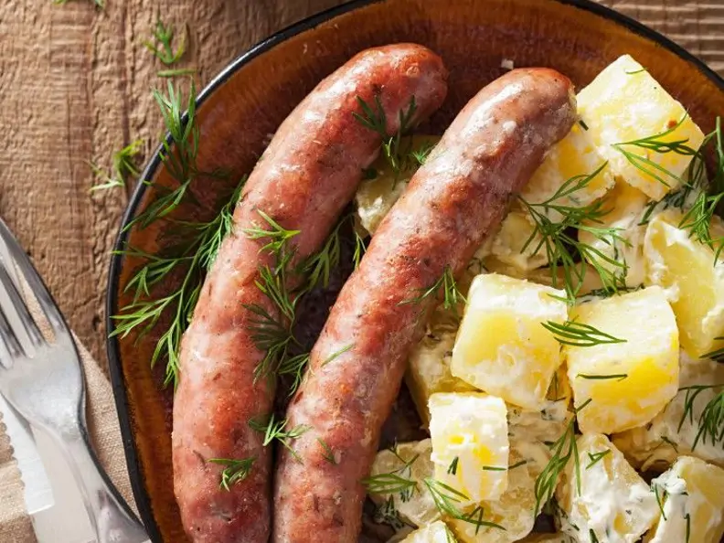 Kartoffelsalat mit Kräutern und Bratwürsten