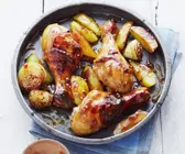Feurige Drumsticks mit Zwiebeln und Kartoffelwedges
