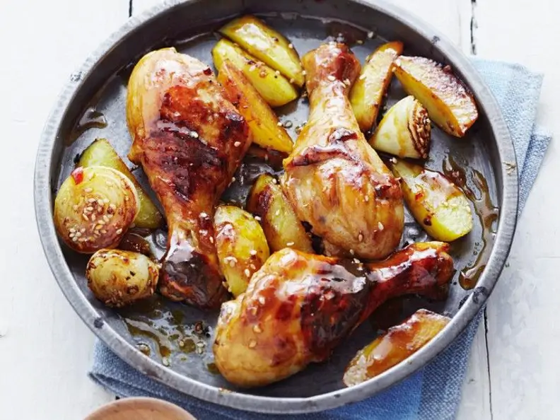 Feurige Drumsticks mit Zwiebeln und Kartoffelwedges