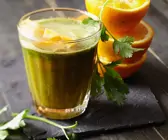 Möhren-Orangensmoothie mit Koriander