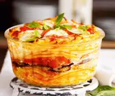 Makkaroni-Auflauf mit Aubergine, Käse und Tomate