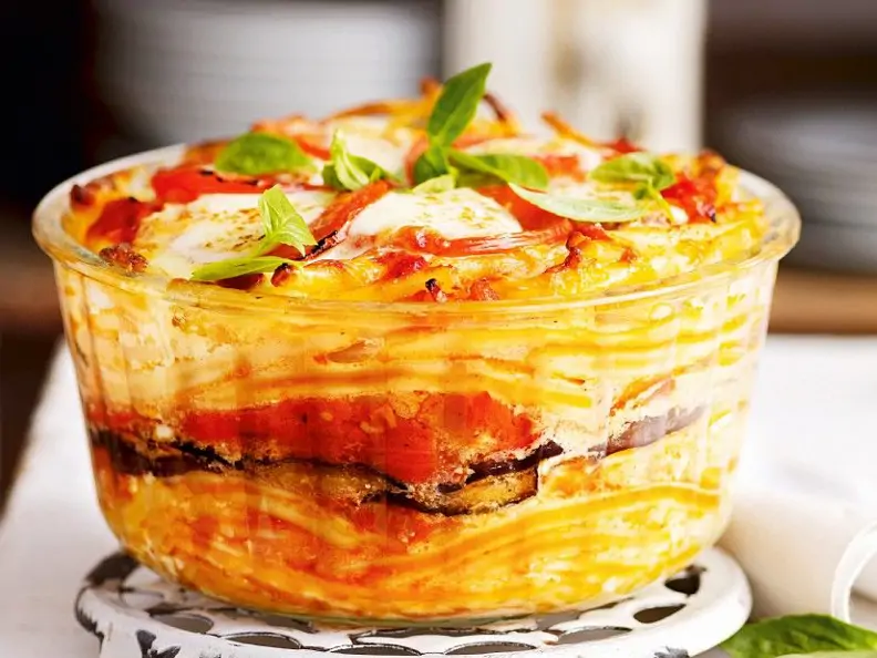Makkaroni-Auflauf mit Aubergine, Käse und Tomate
