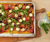 Vegane Polentapizza mit Zucchini, Pilzen, Oliven und Rucola