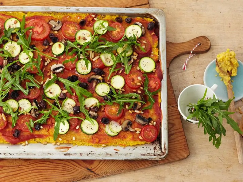 Vegane Polentapizza mit Zucchini, Pilzen, Oliven und Rucola