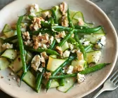 Bohnensalat mit Gurken, Käse und Nüssen