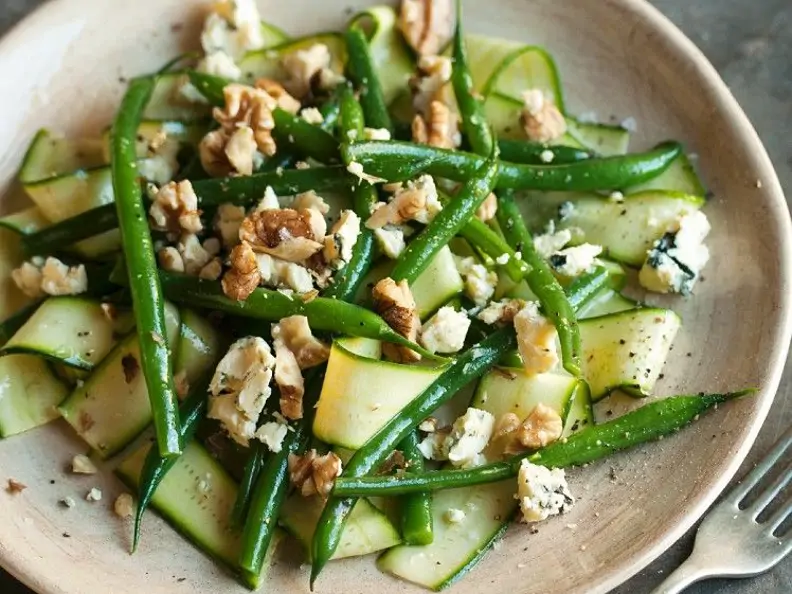 Bohnensalat mit Gurken, Käse und Nüssen