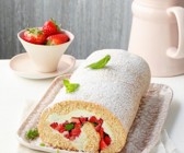 Biskuitroulade mit Erdbeerfüllung