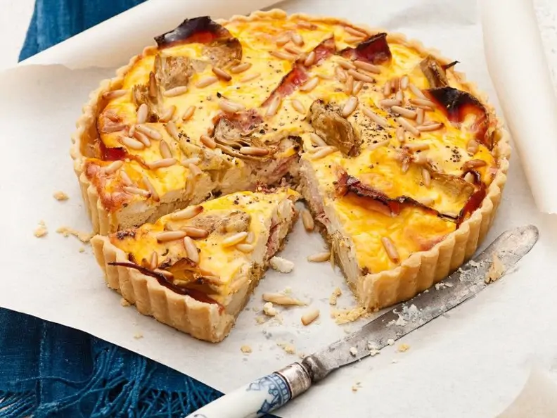 Pikante Käsetarte mit Ricotta und Artischocken