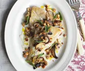 Hechtfilet mit Shiitake, Nüssen und Salbei